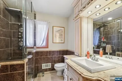 17 River Drive Elmwood Park NJ 07407