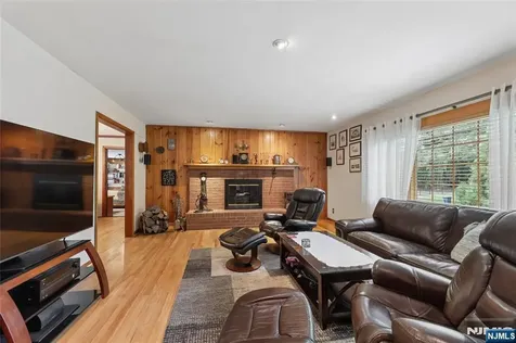 17 River Drive Elmwood Park NJ 07407
