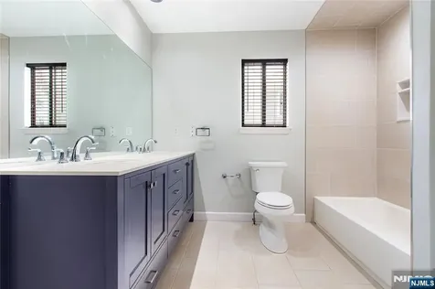 33 Green Valley Court Secaucus NJ 07094