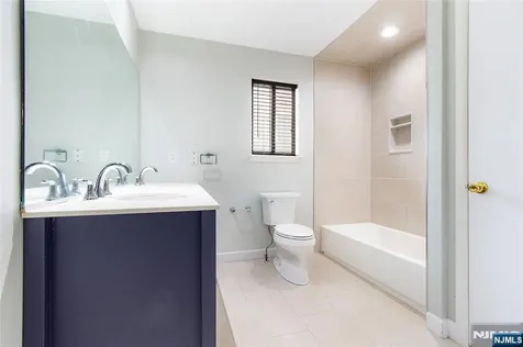 33 Green Valley Court Secaucus NJ 07094