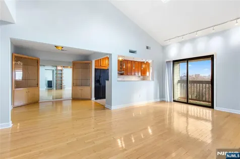 33 Green Valley Court Secaucus NJ 07094