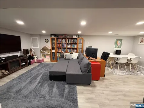 121 Newcomb Tenafly NJ 07670
