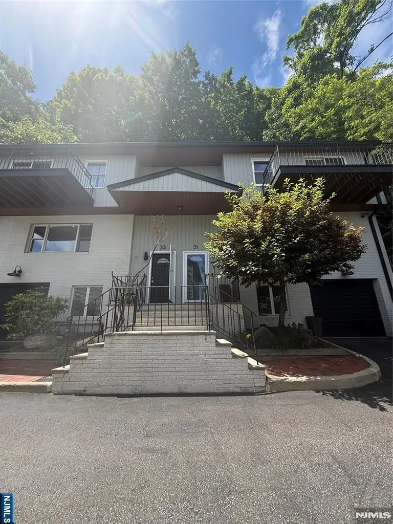 31 Hooks Lane Edgewater NJ 07020