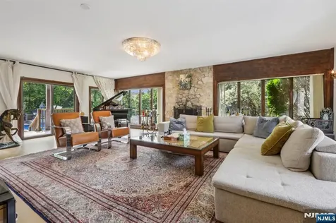 1060 Briar Way Fort Lee NJ 07024