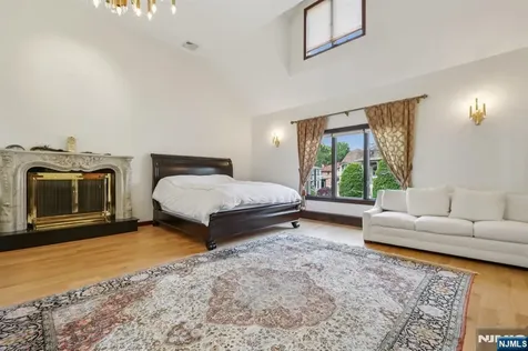 1060 Briar Way Fort Lee NJ 07024