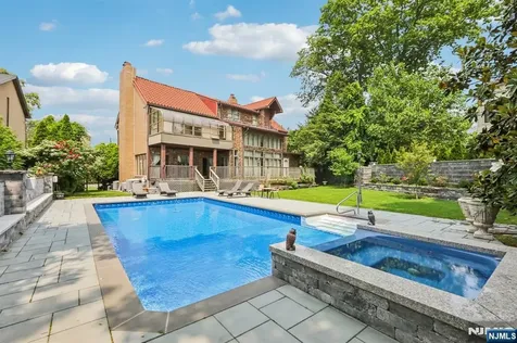 1060 Briar Way Fort Lee NJ 07024