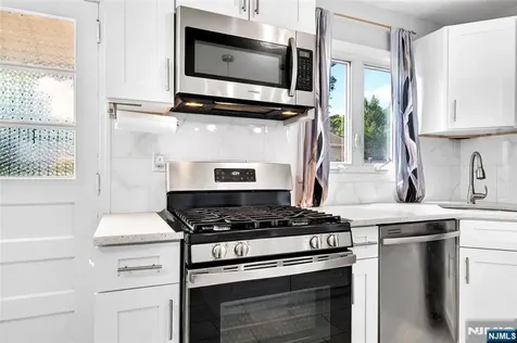 166 Pleasant Avenue Bergenfield NJ 07621