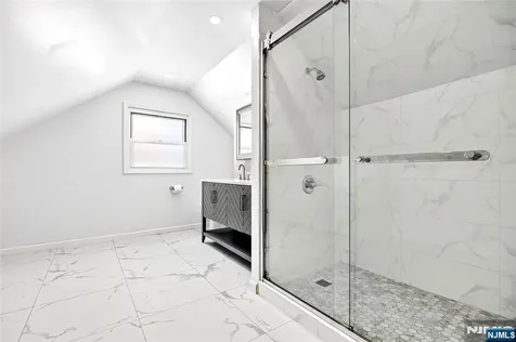 166 Pleasant Avenue Bergenfield NJ 07621