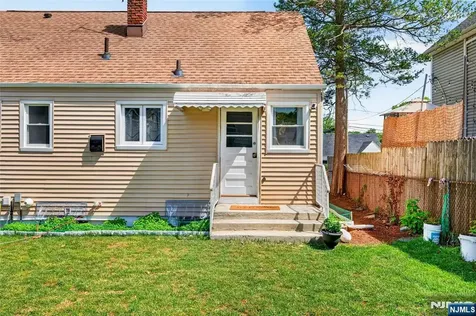 166 Pleasant Avenue Bergenfield NJ 07621