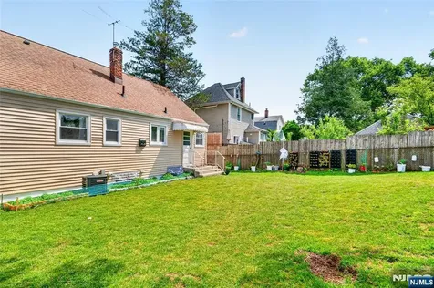 166 Pleasant Avenue Bergenfield NJ 07621