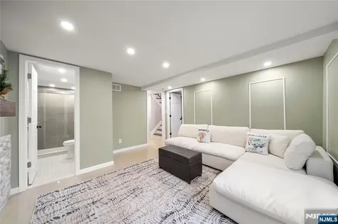 84 Westwood Westwood NJ 07675