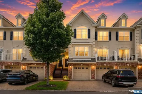 196 Blue Heron Drive Secaucus NJ 07094