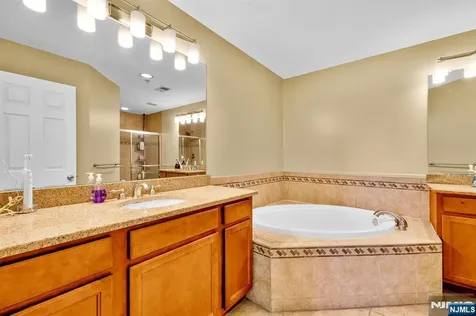 196 Blue Heron Drive Secaucus NJ 07094