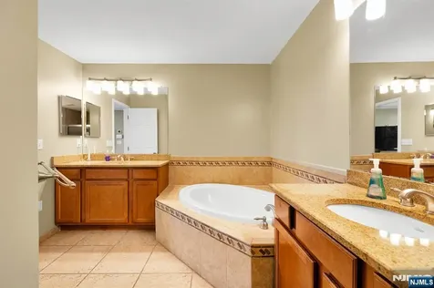 196 Blue Heron Drive Secaucus NJ 07094
