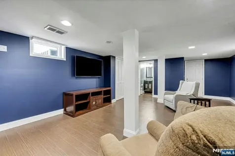 633 Lake Avenue Lyndhurst NJ 07071