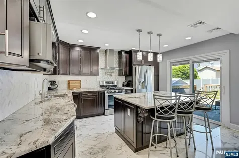 633 Lake Avenue Lyndhurst NJ 07071