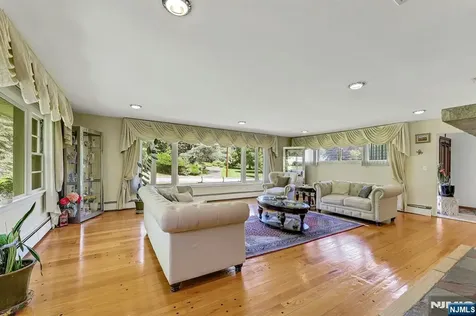 10 Shaw Road Woodcliff Lake NJ 07677