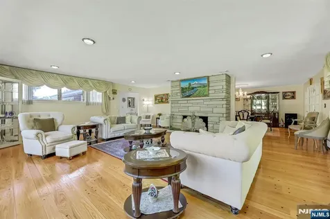 10 Shaw Road Woodcliff Lake NJ 07677
