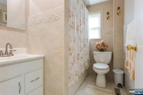 39 Chamberlain Avenue Elmwood Park NJ 07407