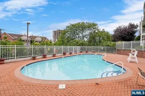 400 Crown Court Edgewater NJ 07020