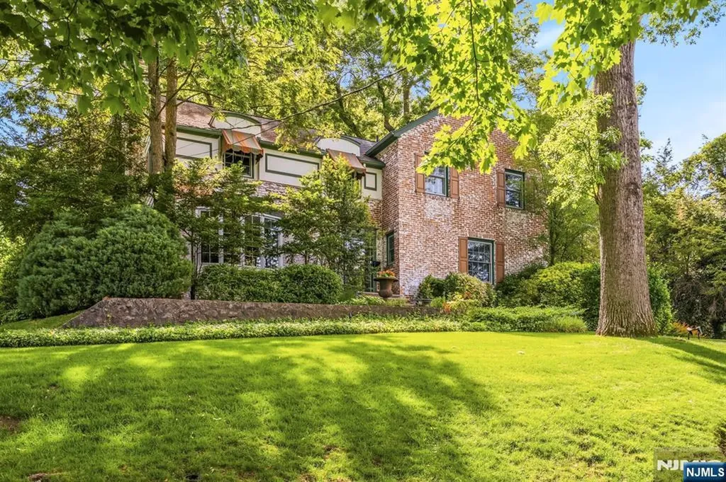34 Hillside Avenue Glen Rock NJ 07452