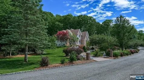 26 Stonehedge Drive Hardyston NJ 07460