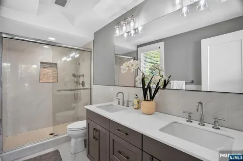 14 Hooks Lane Edgewater NJ 07020