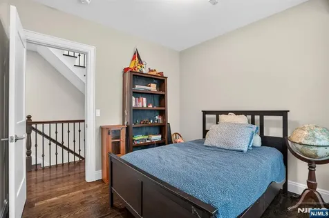 14 Hooks Lane Edgewater NJ 07020