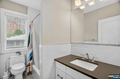 14 Hooks Lane Edgewater NJ 07020