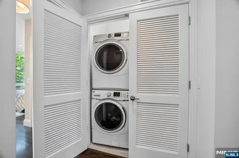 14 Hooks Lane Edgewater NJ 07020