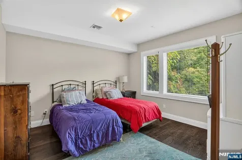 14 Hooks Lane Edgewater NJ 07020