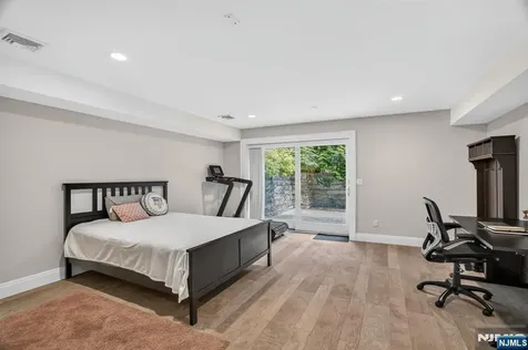 14 Hooks Lane Edgewater NJ 07020