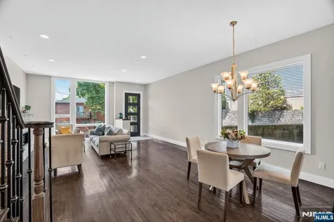 14 Hooks Lane Edgewater NJ 07020