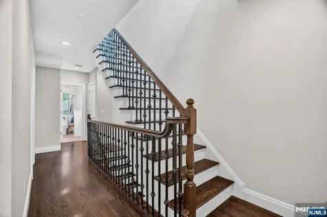 14 Hooks Lane Edgewater NJ 07020