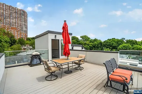 14 Hooks Lane Edgewater NJ 07020