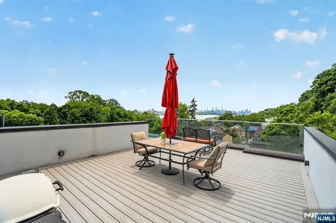 14 Hooks Lane Edgewater NJ 07020