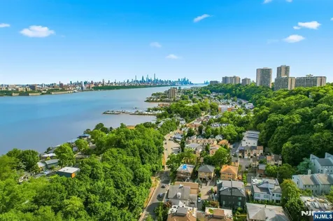 14 Hooks Lane Edgewater NJ 07020