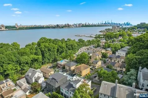 14 Hooks Lane Edgewater NJ 07020