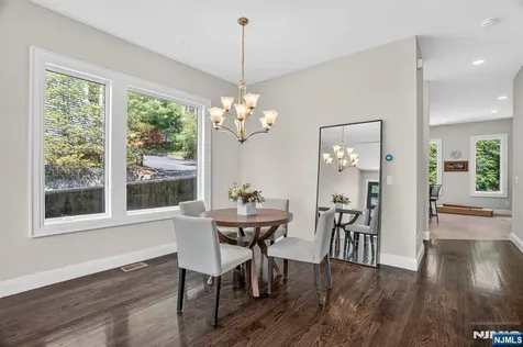 14 Hooks Lane Edgewater NJ 07020
