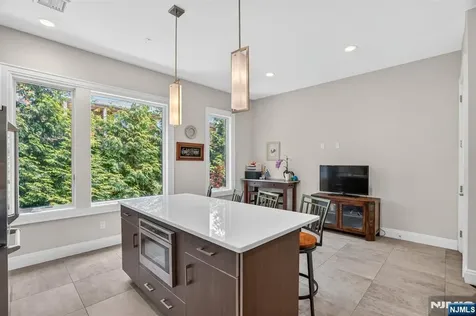 14 Hooks Lane Edgewater NJ 07020