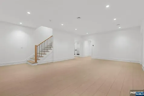 19 Stone Bridge Court Demarest NJ 07627