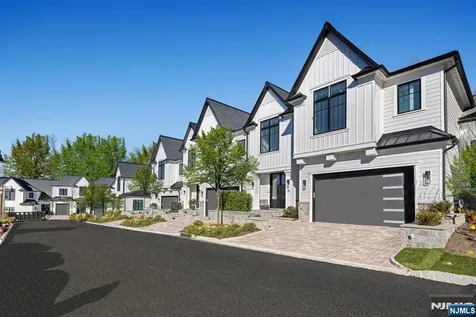 19 Stone Bridge Court Demarest NJ 07627