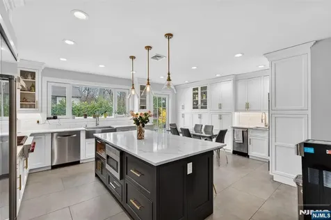 577 Grenville Avenue Teaneck NJ 07666