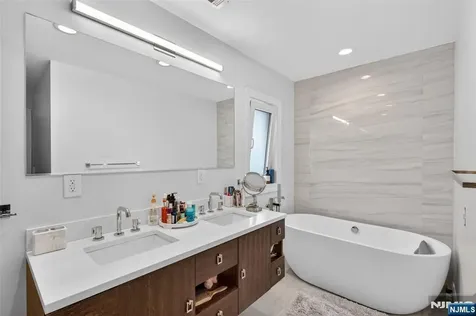 577 Grenville Avenue Teaneck NJ 07666