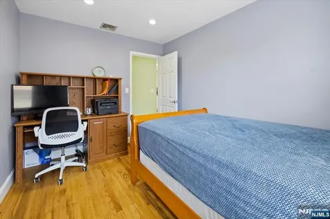 286 Gilbert Avenue Elmwood Park NJ 07407