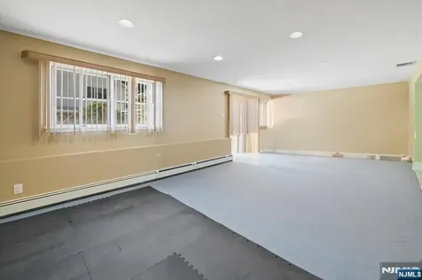 286 Gilbert Avenue Elmwood Park NJ 07407
