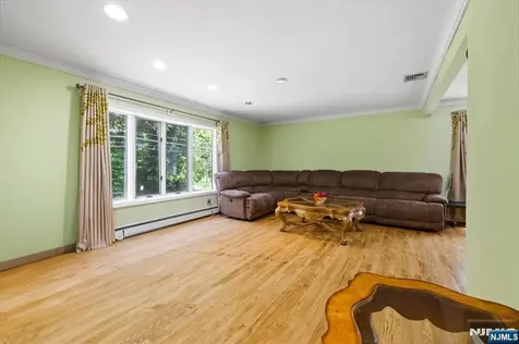 286 Gilbert Avenue Elmwood Park NJ 07407