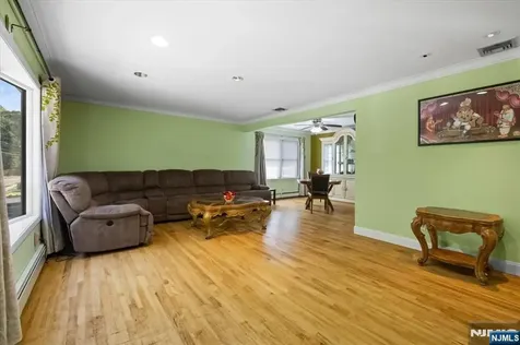 286 Gilbert Avenue Elmwood Park NJ 07407