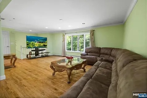 286 Gilbert Avenue Elmwood Park NJ 07407