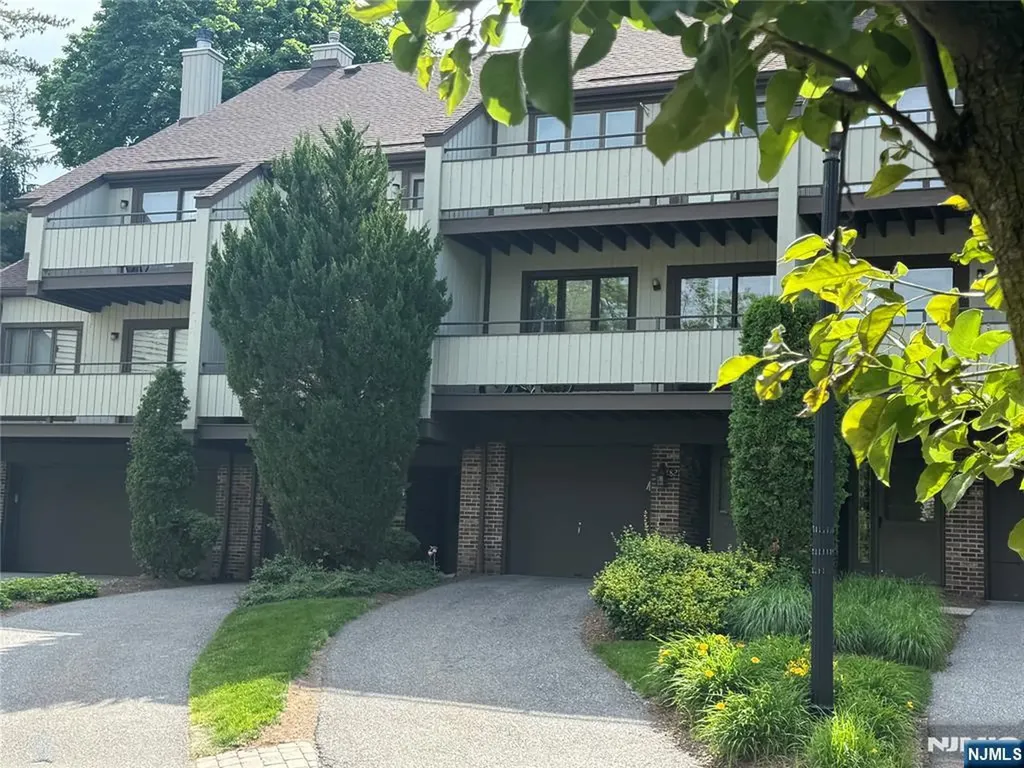 82 Meadowview Court Leonia NJ 07605